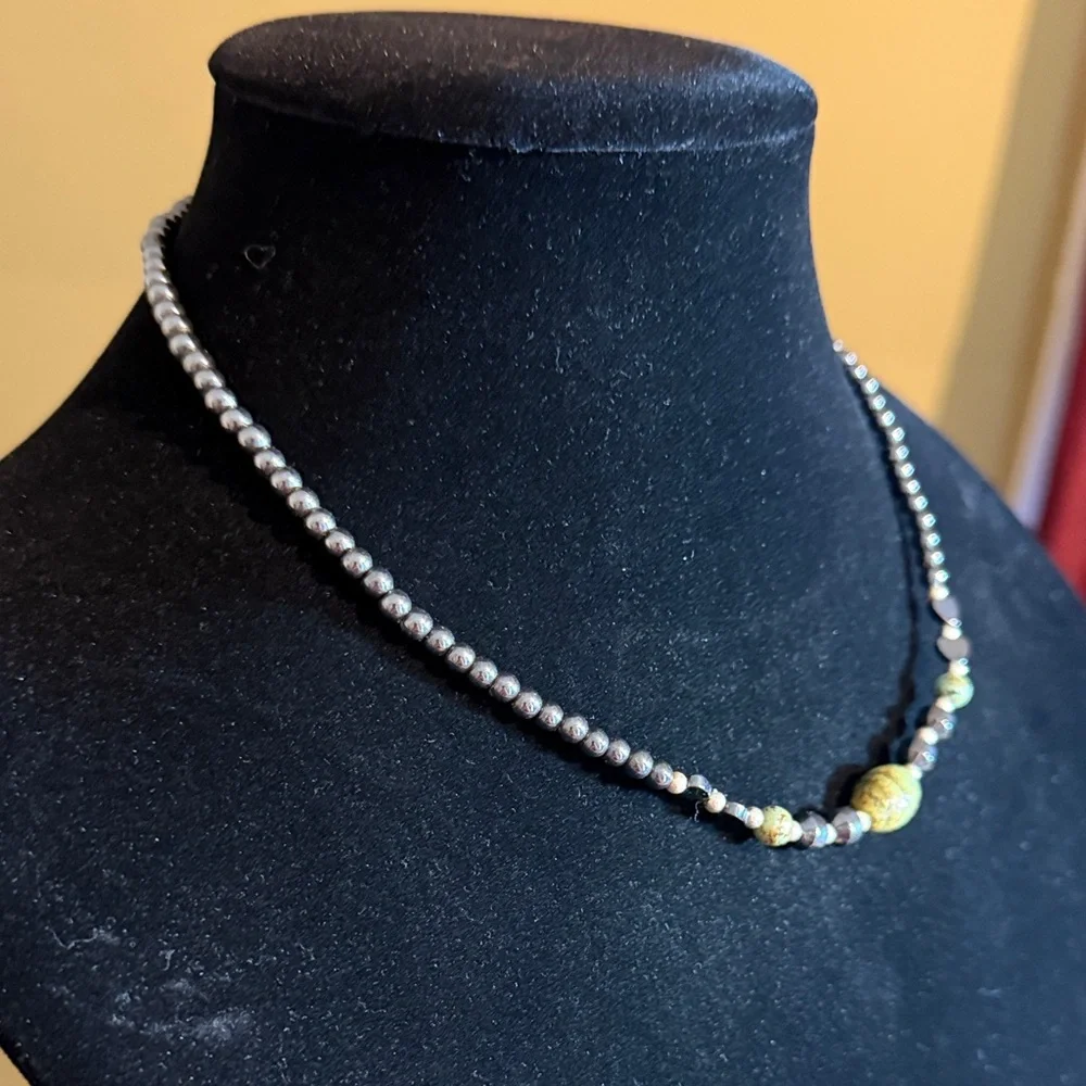 Vintage Black and Green Stone Beaded Choker Necklace 18